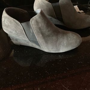 Vionic Grey s 7.5 suede bootie nearly new